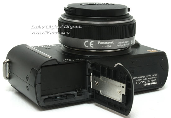 Panasonic LUMIX DMC-GF1. Отсек установки аккумулятора и карт памяти