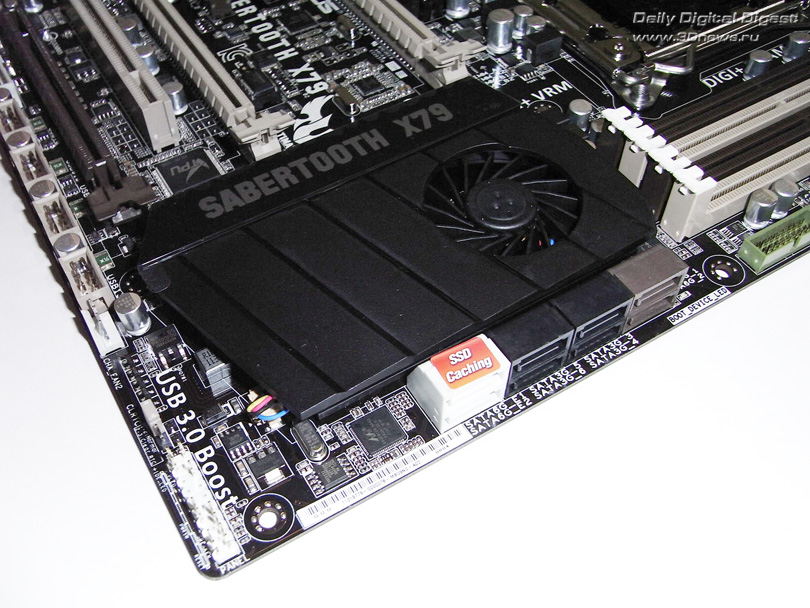  ASUS Sabertooth X79 угол 