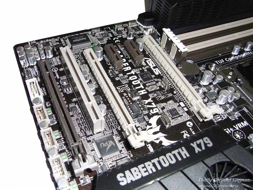  ASUS Sabertooth X79 слоты 