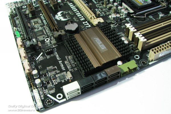  ASUS Sabertooth Z77 угол 