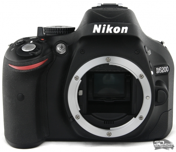  Nikon D5200 &mdash; вид спереди 