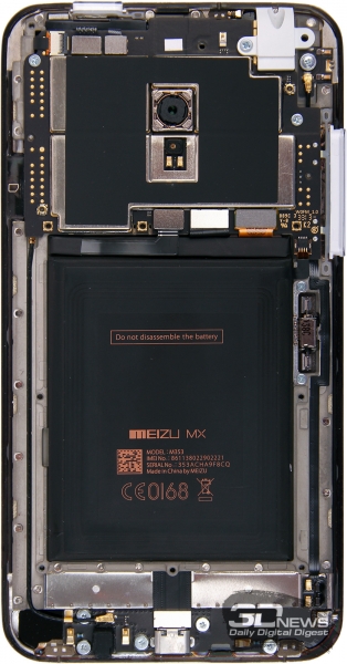  В принципе, в Meizu MX3 поместился бы и более емкий аккумулятор &ndash; свободного места внутри корпуса не то чтобы навалом, но есть. Также не очень понятно, почему аккумулятор не сделали съемным 