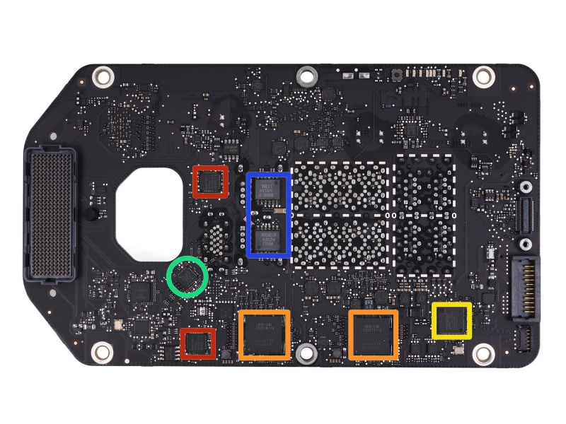  В желтой рамке &ndash; контроллеры Thunderbolt 2 Intel DSL5520 (фото iFixit) 