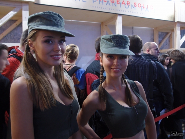  Стоять в очереди на показ The Phantom Pain куда приятнее, когда рядом такие девушки 
