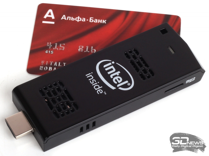  Внешний вид и габариты Intel Compute Stick в сравнении с банковской картой 