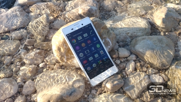  ony Xperia M4 Aqua Dual в воде Средиземного моря 