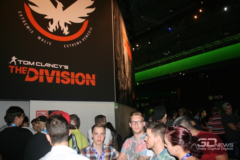  Некоторые люди отстояли два часа, чтобы поиграть в The Division. Судя по лицам, им уже не до шуток 