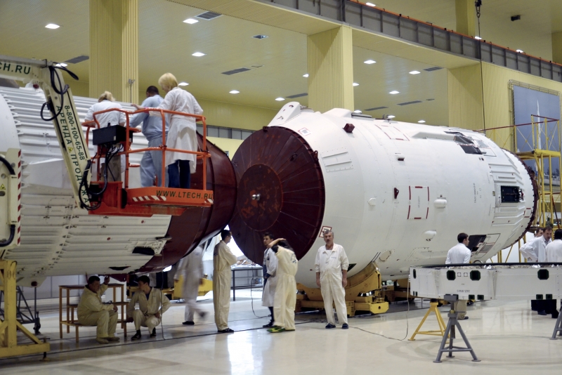  Сборка первой лётной ракеты &laquo;Ангара-1.2ПП&raquo; перед отправкой на космодром Плесецк. Фото из архива журнала &laquo;Новости космонавтики&raquo; 