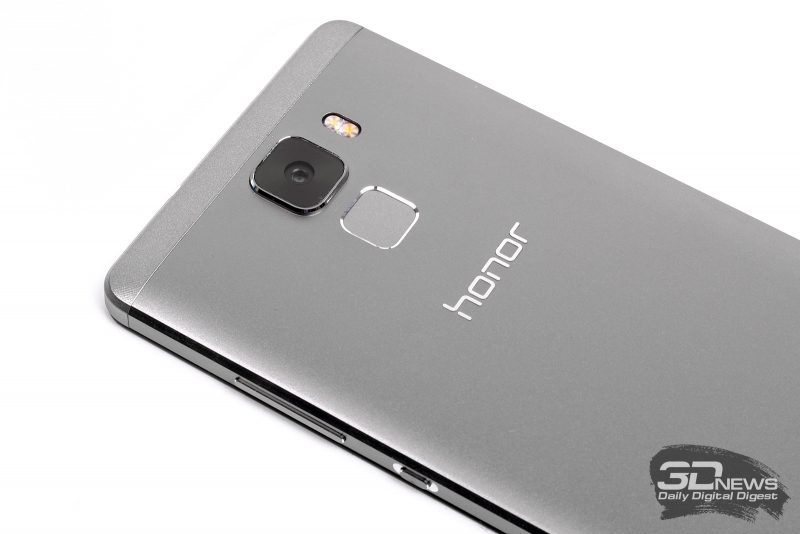  Huawei Honor 7 &ndash; сканер отпечатков пальцев 