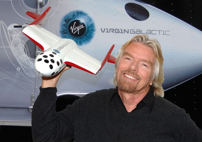  Ричард Брэнсон демонстрирует модель первого варианта ракетоплана SpaceShipTwo 