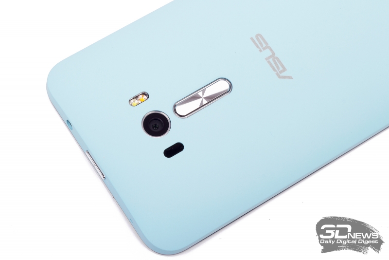  ASUS Zenfone Selfie &ndash; кнопки регулировки громкости на задней панели 