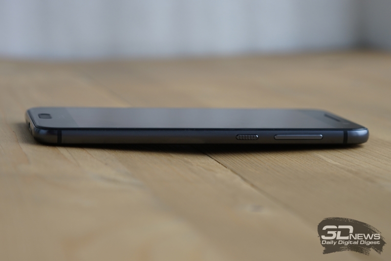 HTC One A9, правое ребро: здесь две клавиши &ndash; включения/блокировки и качелька громкости 