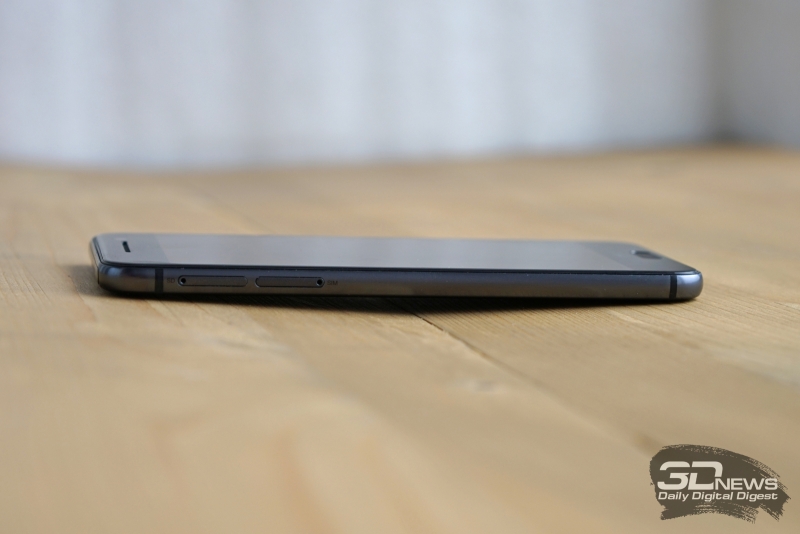  HTC One A9, левое ребро: два слота &ndash; для nanoSIM и карты памяти microSD 