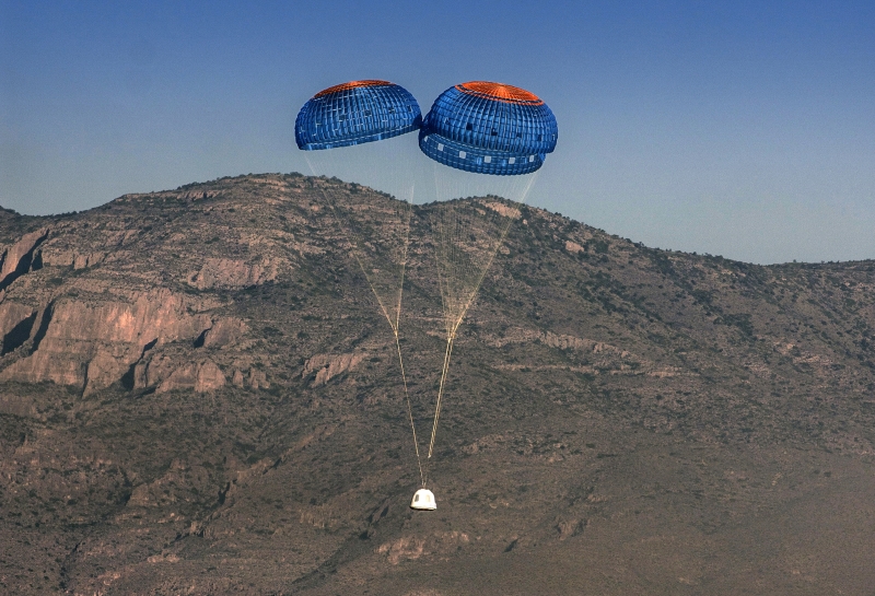  Капсула спускается на парашютах. Фото Blue Origin 
