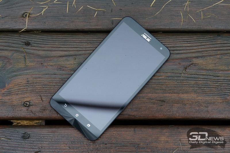  ASUS Zenfone 2 Laser, лицевая панель: сверху динамик, индикатор зарядки и фронтальная камера, снизу три сенсорных навигационных клавиши 