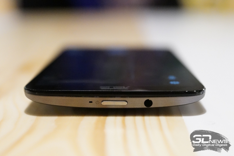  ASUS Zenfone 2 Laser, верхний торец: кнопка включения и миниджек 3,5 мм 