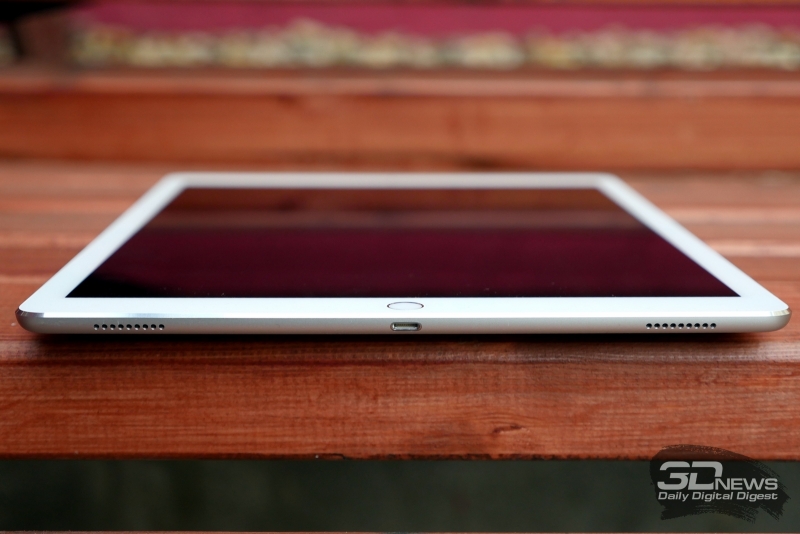  Apple iPad Pro, нижний торец: разъем Lightning и два динамика 