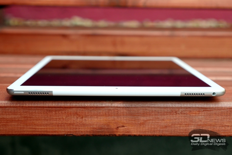  Apple iPad Pro, верхний торец: кнопка включения, миниджек для наушников и еще два динамика 
