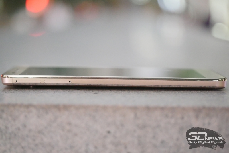  Huawei Honor 5X, левое ребро: два слота &ndash; для microSIM и совмещенный &ndash; для microSIM и microSD 
