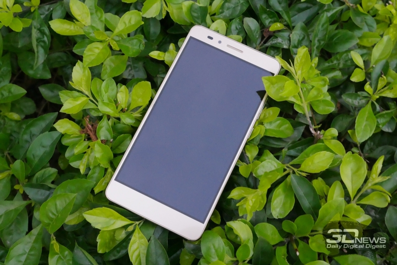  Huawei Honor 5X, лицевая панель: над экраном расположены разговорный динамик, фронтальная камера, индикатор состояния и датчик освещенности 