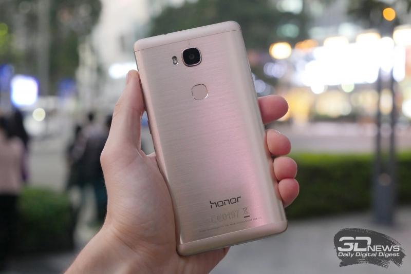  Huawei Honor 5X в руке 