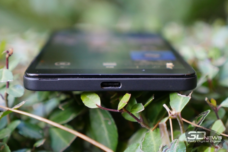  Microsoft Lumia 950, нижняя грань: разъем USB Type-C 