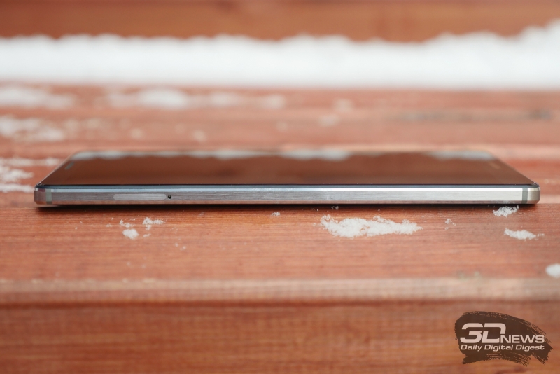  Huawei Mate 8, левая грань: единственный слот для nanoSIM-карт и карточки microSD 