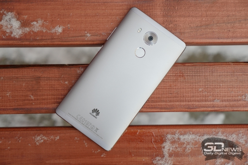 Huawei Mate 8, тыльная панель: в верхней части расположен модуль камеры с двойной светодиодной вспышкой, под ним &ndash; сканер отпечатков пальцев; сверху и снизу мы видим пластиковые вставки над антеннами 