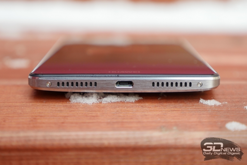  Huawei Mate 8, нижняя грань: помимо порта microUSB, сюда выведен основной динамик 