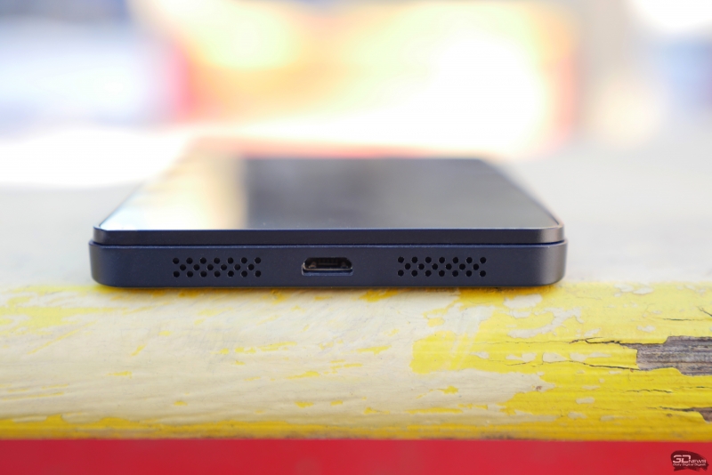  BQ Aquarius E5 HD, верхняя грань: прикрытый пластиковой крышечкой слот для карты памяти microSD и 3,5-мм разъем для наушников 
