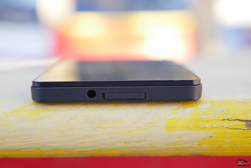  BQ Aquarius E5 HD, нижняя грань: разъем microUSB и основной динамик 