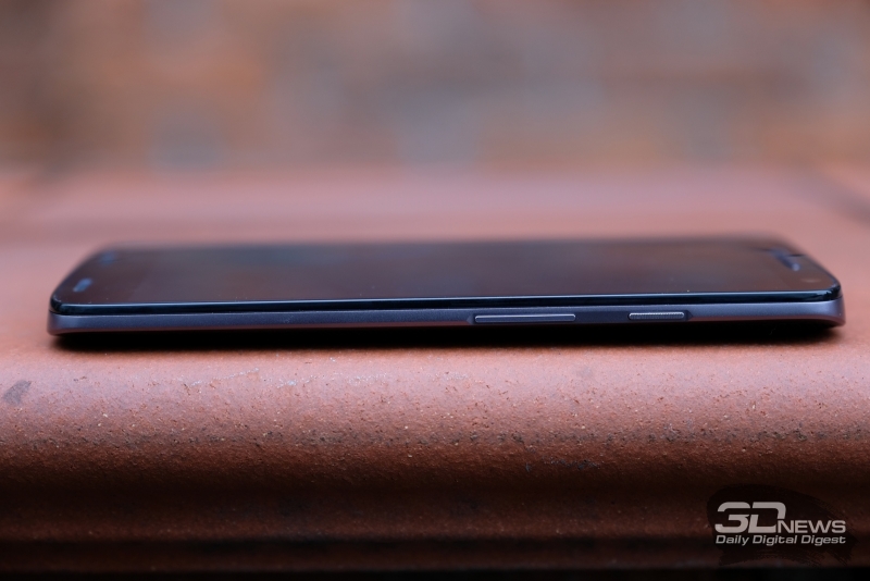  Moto X Force, правая грань: клавиша включения/блокировки расположена над клавишей регулировки громкости 