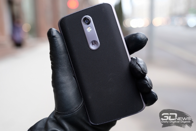  Moto X Force в руке 