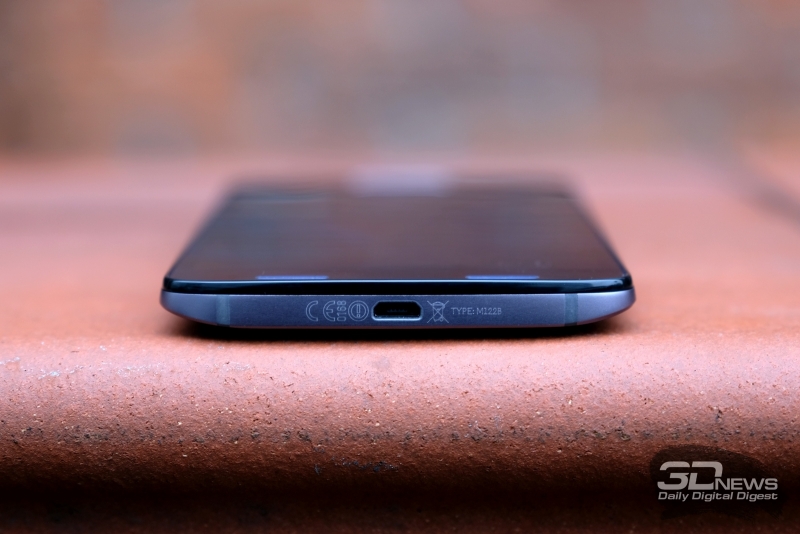  Moto X Force, верхняя грань: 3,5-мм миниджек и слот для карты памяти и карты nanoSIM 