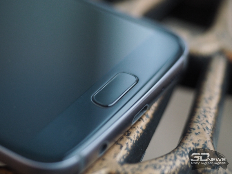  Samsung Galaxy S7, сканер отпечатка пальца здесь встроен в клавишу &laquo;Домой&raquo; 