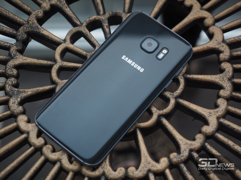  Samsung Galaxy S7, тыльная панель: объектив камеры, светодиодная вспышка и датчик сердечного ритма 