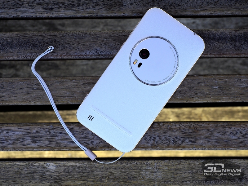  ASUS Zenfone Zoom, тыльная панель: в верхней части &ndash; блок камеры с утопленным в него объективом, рядом с которым двойная светодиодная вспышка и модуль лазерного автофокуса; в нижней части &ndash; основной динамик 