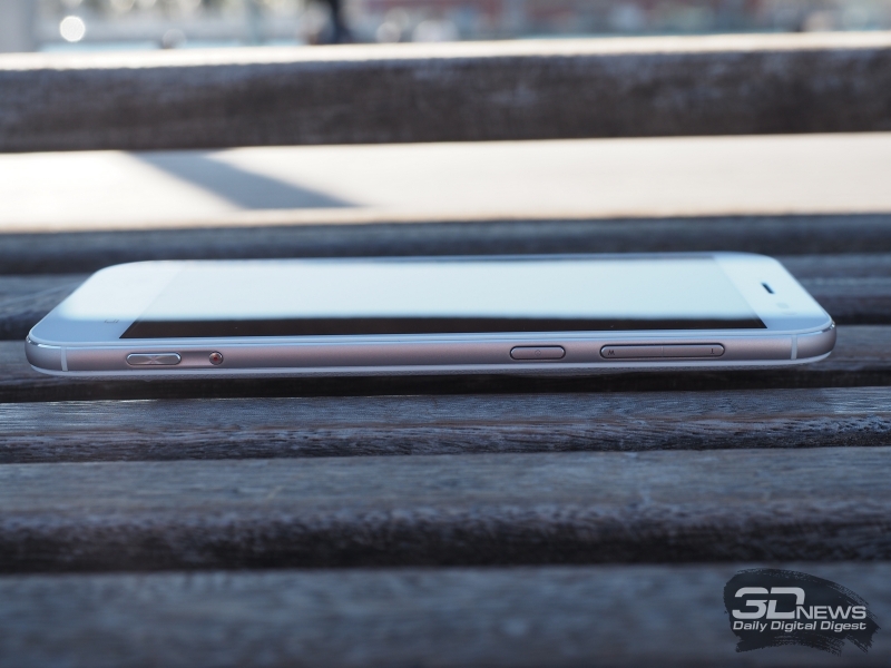  ASUS Zenfone Zoom, правая грань: клавиша регулировки громкости/зуммирования, кнопка включения, кнопка пуска видеозаписи и кнопка спуска/активации камеры 