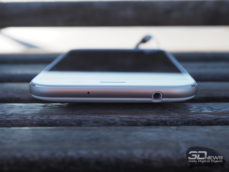 ASUS Zenfone Zoom, верхняя грань: 3,5-мм миниджек для наушников/гранитуры и основной микрофон 