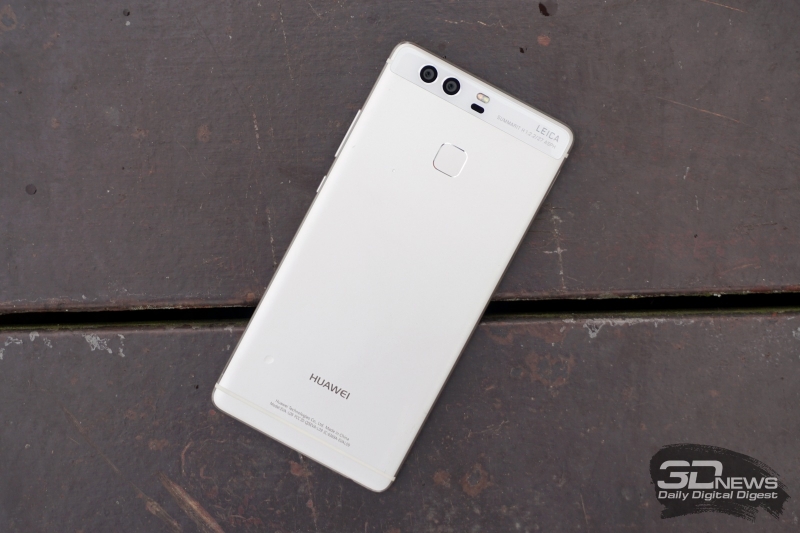  Huawei P9, тыльная панель: в верхней части расположены два объектива камеры с двойной светодиодной вспышкой и лазерным автофокусом, ниже &ndash; сканер отпечатка пальца 