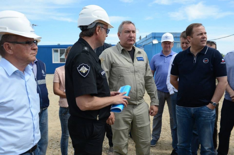  Премьер-министр Д.О. Рогозин и руководитель &laquo;Роскосмоса&raquo; И.А. Комаров на космодроме Восточный 3 июля 2015 года (http://oborona.gov.ru/media/photo/168). 