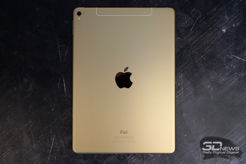  Apple iPad Pro, задняя панель: в левом верхнем углу &ndash; основная камера с микрофоном и вспышкой 