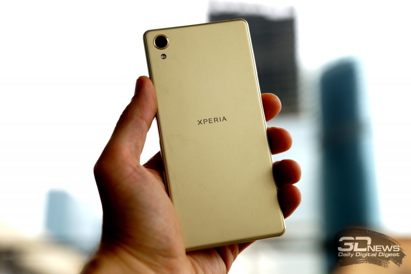  Sony Xperia X в руке 