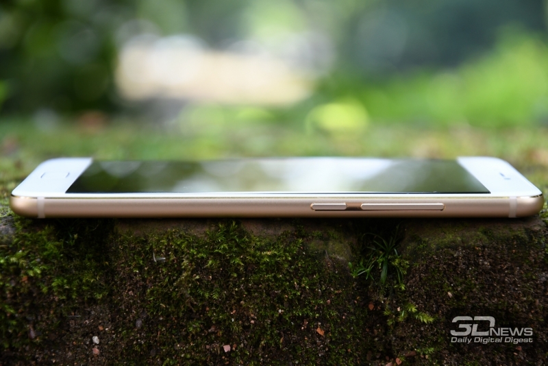  Meizu Pro 6, на правой грани находятся клавиша регулировки громкости и кнопка включения, слегка утопленный в корпус 