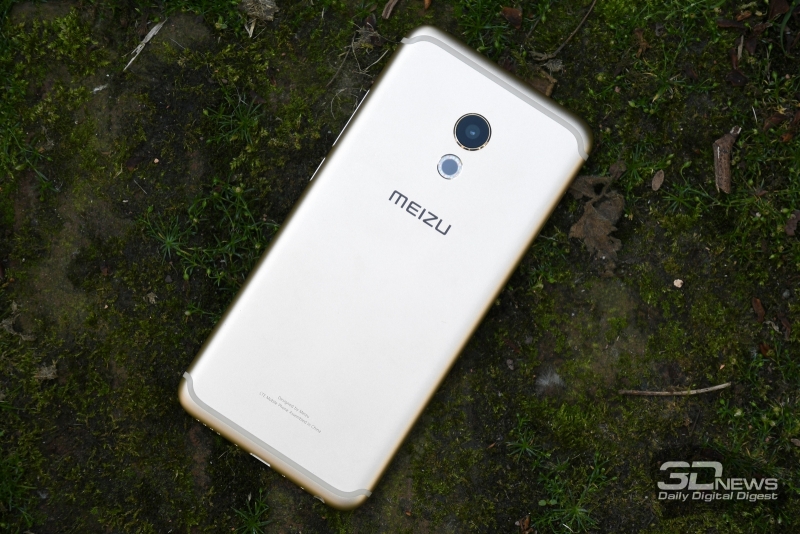  Meizu Pro 6, тыльная панель: две пластиковые разводки для антенн, объектив камеры и кольцевая вспышка 