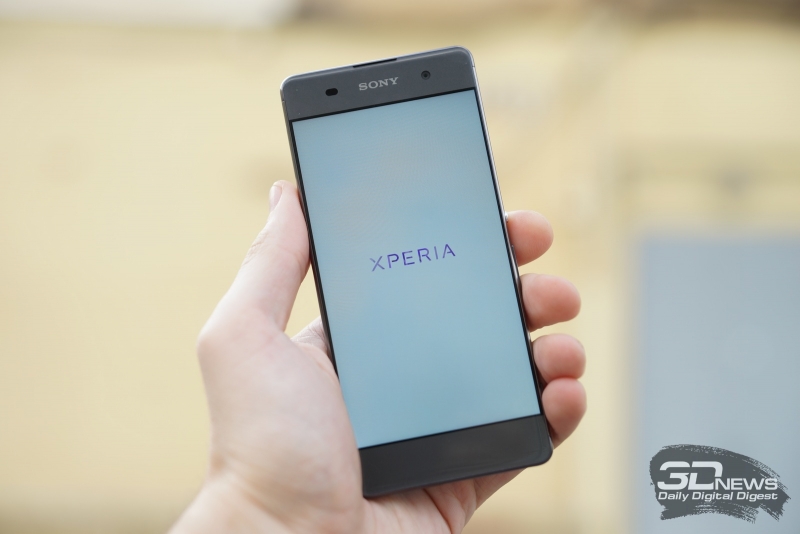  Sony Xperia XA в руке 