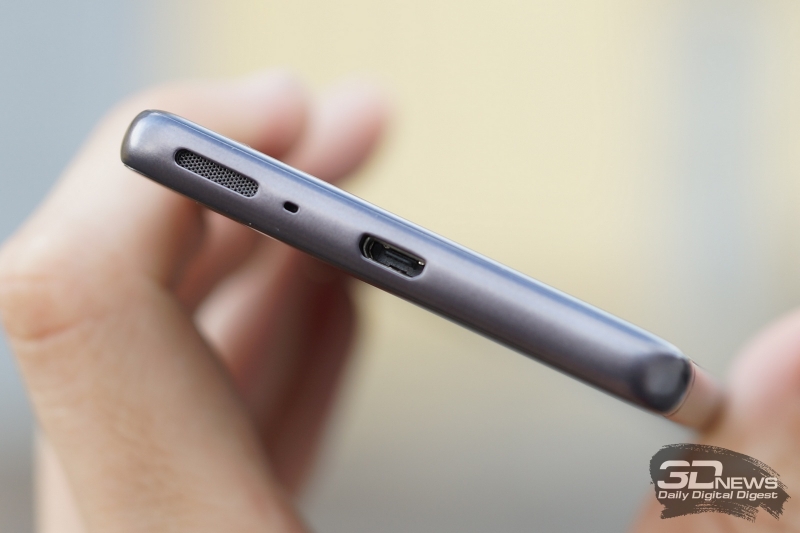  Sony Xperia XA, нижняя грань: основной динамик, разъем microUSB и разговорный микрофон 