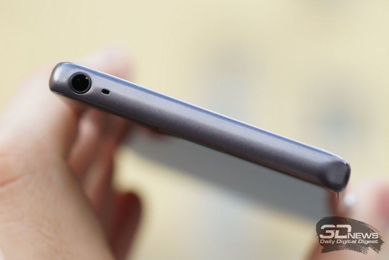  Sony Xperia XA, верхняя грань: миниджек (3,5 мм) для наушников или гарнитуры и второй микрофон 