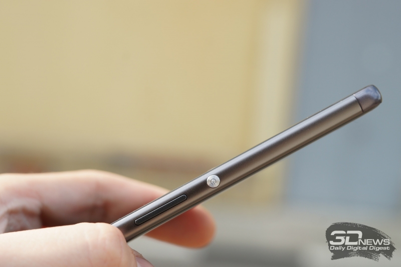  Sony Xperia XA, боковая грань с фирменной круглой кнопкой 