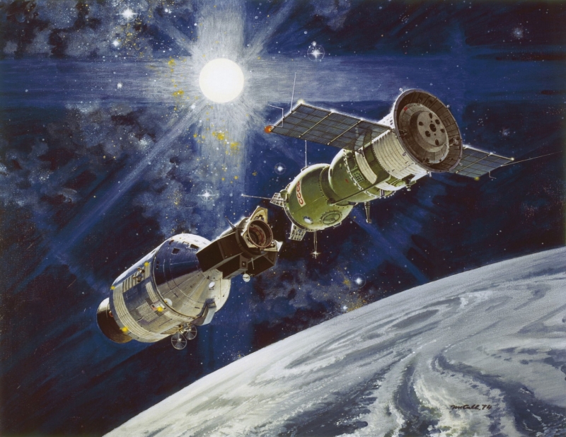  Экспериментальный полёт Apollo &ndash; &laquo;Союз&raquo;. Для стыковки использовался корабль модификации 7К-ТМ. Картина художника Роберта Маккола 
